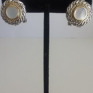 Brand new Round Earrings with a Mother of Pearl